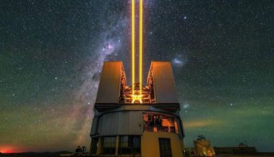 Teleskop UT4 ESO menembakkan empat laser ke langit malam di Gurun Atacama Chile