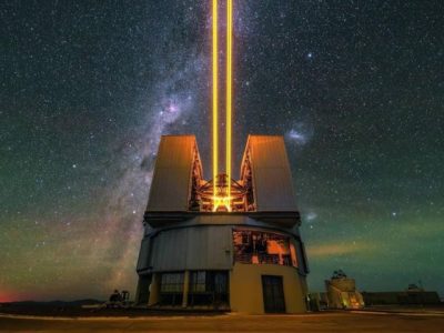 Teleskop UT4 ESO menembakkan empat laser ke langit malam di Gurun Atacama Chile