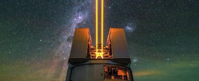 Teleskop UT4 ESO menembakkan empat laser ke langit malam di Gurun Atacama Chile