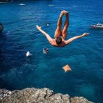 Aksi ekstrem atlet lompat tebing Rhiannan Iffland saat berlaga di Red Bull Cliff Diving World Series 2026 Broken Beach Bali