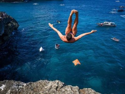 Aksi ekstrem atlet lompat tebing Rhiannan Iffland saat berlaga di Red Bull Cliff Diving World Series 2026 Broken Beach Bali