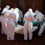 Petugas medis dengan APD hazmat lengkap mengevakuasi korban meninggal akibat virus Ebola di Kongo