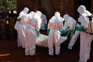 Petugas medis dengan APD hazmat lengkap mengevakuasi korban meninggal akibat virus Ebola di Kongo