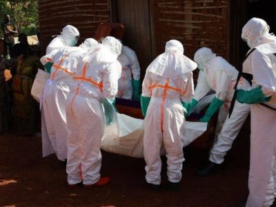 Petugas medis dengan APD hazmat lengkap mengevakuasi korban meninggal akibat virus Ebola di Kongo