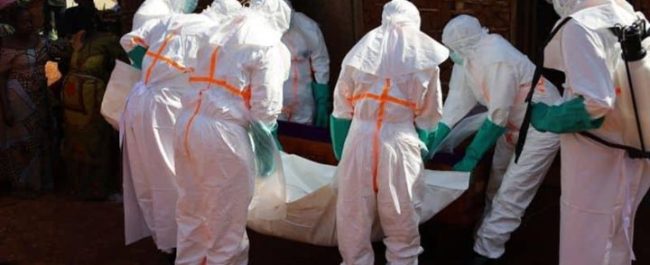 Petugas medis dengan APD hazmat lengkap mengevakuasi korban meninggal akibat virus Ebola di Kongo