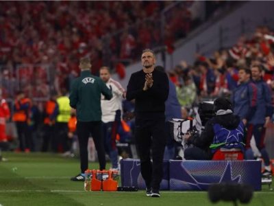 Ekspresi pelatih PSG Luis Enrique saat laga semifinal melawan Bayern Muenchen