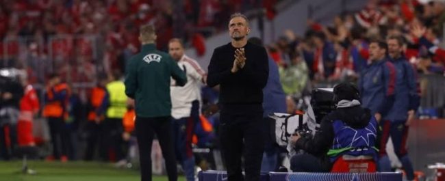Ekspresi pelatih PSG Luis Enrique saat laga semifinal melawan Bayern Muenchen