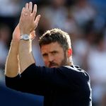 Manajer Manchester United Michael Carrick memberikan instruksi taktis di pinggir lapangan Liga Inggris