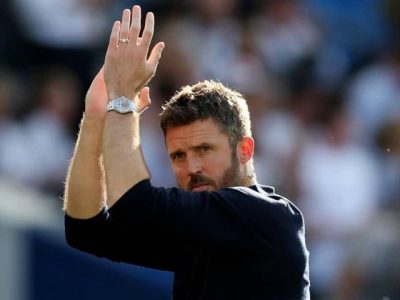 Manajer Manchester United Michael Carrick memberikan instruksi taktis di pinggir lapangan Liga Inggris
