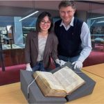 Peneliti memeriksa manuskrip kuno abad ke-9 Himne Caedmon yang ditemukan di Perpustakaan Pusat Nasional Roma