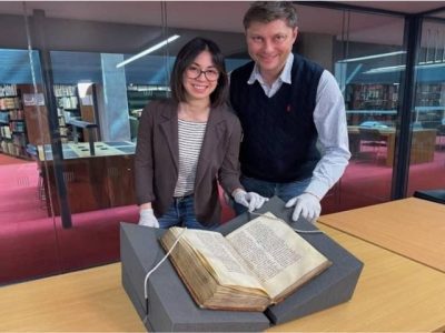 Peneliti memeriksa manuskrip kuno abad ke-9 Himne Caedmon yang ditemukan di Perpustakaan Pusat Nasional Roma
