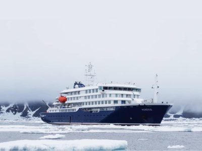 Kapal pesiar MV Hondius yang membawa penumpang dalam pantauan wabah Hantavirus bersandar di Tenerife