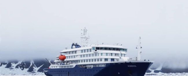 Kapal pesiar MV Hondius yang membawa penumpang dalam pantauan wabah Hantavirus bersandar di Tenerife