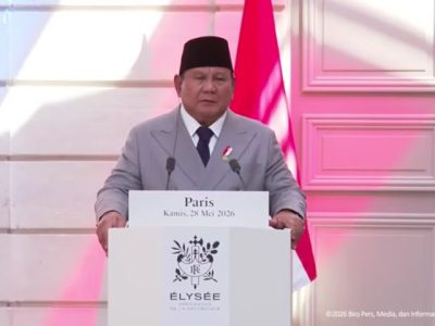 Presiden Prabowo Subianto saat bertemu dengan Presiden Prancis Emmanuel Macron di Istana Elysee