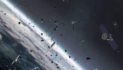 Ilustrasi fenomena aktivitas Matahari membersihkan puing sampah antariksa di orbit Bumi