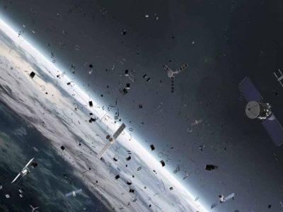 Ilustrasi fenomena aktivitas Matahari membersihkan puing sampah antariksa di orbit Bumi