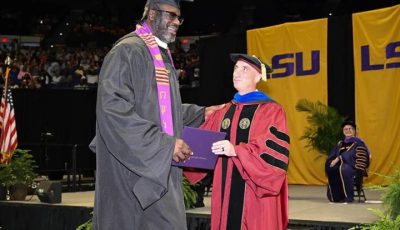 Legenda NBA Shaquille O'Neal tersenyum mengenakan toga saat wisuda S2 di Louisiana State University