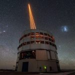 Sistem laser Adaptive Optics ditembakkan dari Very Large Telescope VLT ESO di Chili untuk memandu koreksi atmosfer