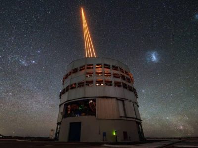 Sistem laser Adaptive Optics ditembakkan dari Very Large Telescope VLT ESO di Chili untuk memandu koreksi atmosfer