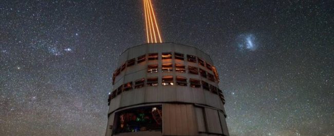 Sistem laser Adaptive Optics ditembakkan dari Very Large Telescope VLT ESO di Chili untuk memandu koreksi atmosfer