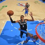 Aksi pebasket San Antonio Spurs Victor Wembanyama mencetak poin saat melawan OKC Thunder di Final Wilayah Barat