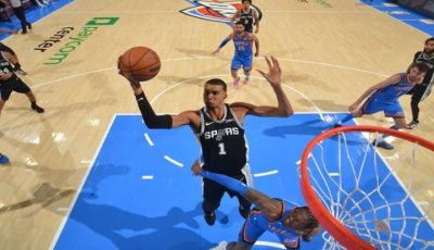 Aksi pebasket San Antonio Spurs Victor Wembanyama mencetak poin saat melawan OKC Thunder di Final Wilayah Barat