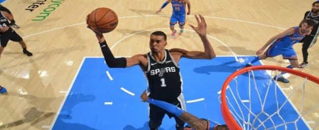 Aksi pebasket San Antonio Spurs Victor Wembanyama mencetak poin saat melawan OKC Thunder di Final Wilayah Barat