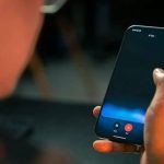 Ilustrasi seseorang sedang menggunakan chatbot AI untuk memverifikasi informasi di layar komputer