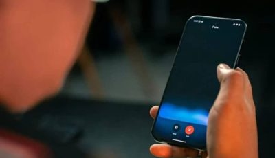 Ilustrasi seseorang sedang menggunakan chatbot AI untuk memverifikasi informasi di layar komputer