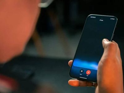 Ilustrasi seseorang sedang menggunakan chatbot AI untuk memverifikasi informasi di layar komputer