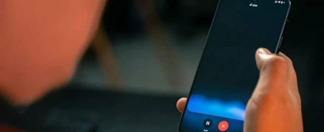 Ilustrasi seseorang sedang menggunakan chatbot AI untuk memverifikasi informasi di layar komputer