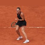 Aksi petenis nomor satu dunia Aryna Sabalenka saat bertanding di lapangan tenis