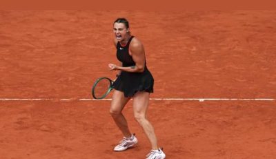 Aksi petenis nomor satu dunia Aryna Sabalenka saat bertanding di lapangan tenis
