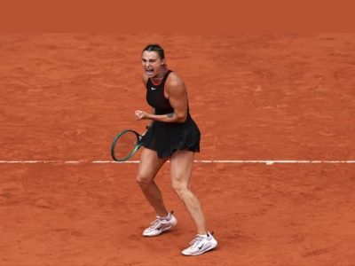 Aksi petenis nomor satu dunia Aryna Sabalenka saat bertanding di lapangan tenis
