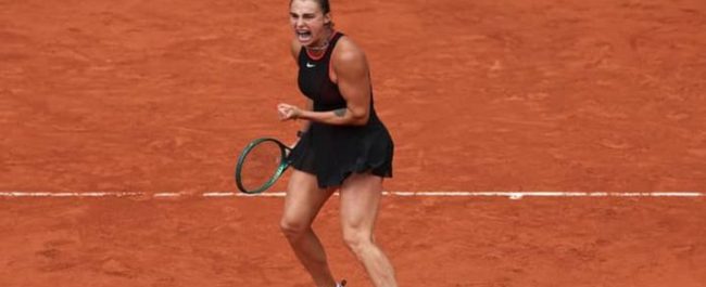 Aksi petenis nomor satu dunia Aryna Sabalenka saat bertanding di lapangan tenis