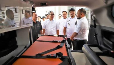 Prosesi serah terima donasi tiga unit ambulans Toyota Kijang Innova dari manajemen TMMIN kepada Direktur RSUD Muda Sedia dan Bupati Aceh Tamiang