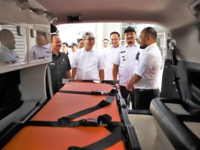 Prosesi serah terima donasi tiga unit ambulans Toyota Kijang Innova dari manajemen TMMIN kepada Direktur RSUD Muda Sedia dan Bupati Aceh Tamiang