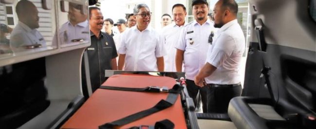 Prosesi serah terima donasi tiga unit ambulans Toyota Kijang Innova dari manajemen TMMIN kepada Direktur RSUD Muda Sedia dan Bupati Aceh Tamiang