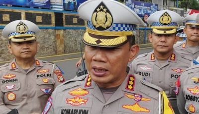 Suasana arus lalu lintas di salah satu gerbang tol Jakarta yang terhubung dengan kawasan pembatasan ganjil genap