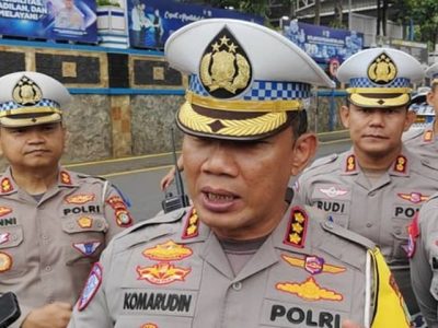 Suasana arus lalu lintas di salah satu gerbang tol Jakarta yang terhubung dengan kawasan pembatasan ganjil genap