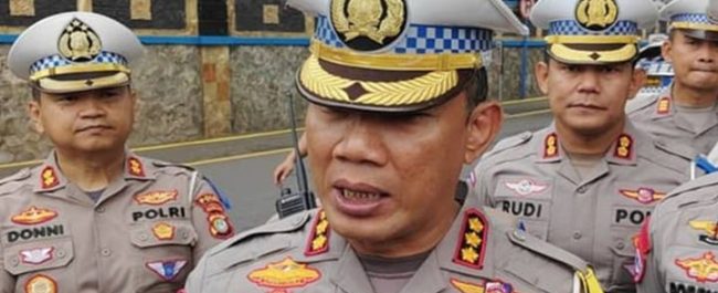 Suasana arus lalu lintas di salah satu gerbang tol Jakarta yang terhubung dengan kawasan pembatasan ganjil genap