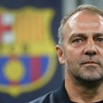 Pelatih Barcelona Hansi Flick memberikan instruksi taktis dari pinggir lapangan dalam kompetisi La Liga