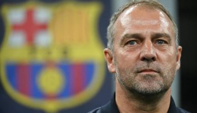 Pelatih Barcelona Hansi Flick memberikan instruksi taktis dari pinggir lapangan dalam kompetisi La Liga