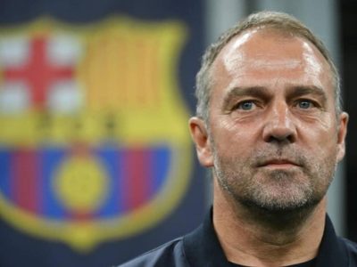 Pelatih Barcelona Hansi Flick memberikan instruksi taktis dari pinggir lapangan dalam kompetisi La Liga