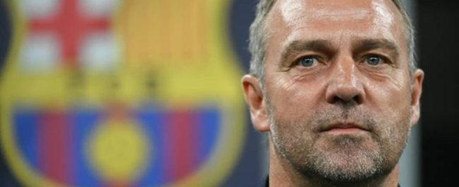 Pelatih Barcelona Hansi Flick memberikan instruksi taktis dari pinggir lapangan dalam kompetisi La Liga