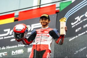 Pembalap muda Indonesia Muhammad Kiandra Ramadhipa saat merayakan kemenangan podium pertama di Sirkuit Estoril Portugal