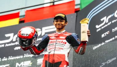Pembalap muda Indonesia Muhammad Kiandra Ramadhipa saat merayakan kemenangan podium pertama di Sirkuit Estoril Portugal