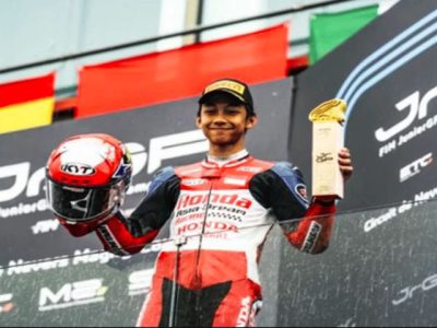 Pembalap muda Indonesia Muhammad Kiandra Ramadhipa saat merayakan kemenangan podium pertama di Sirkuit Estoril Portugal