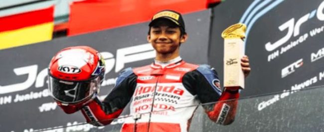 Pembalap muda Indonesia Muhammad Kiandra Ramadhipa saat merayakan kemenangan podium pertama di Sirkuit Estoril Portugal