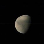 Ilustrasi eksperimen simulasi biologi jamur Trichoderma pada material regolit Mars buatan untuk proyek pertanian antariksa NASA
